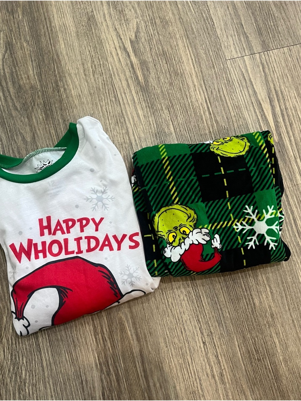 The Grinch PJs Set - Picture 6 of 6
